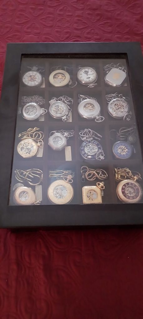 Coleção de relógios de bolso novos todos a corda, em expositor de made