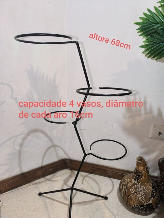 Vasos e floreiras variados