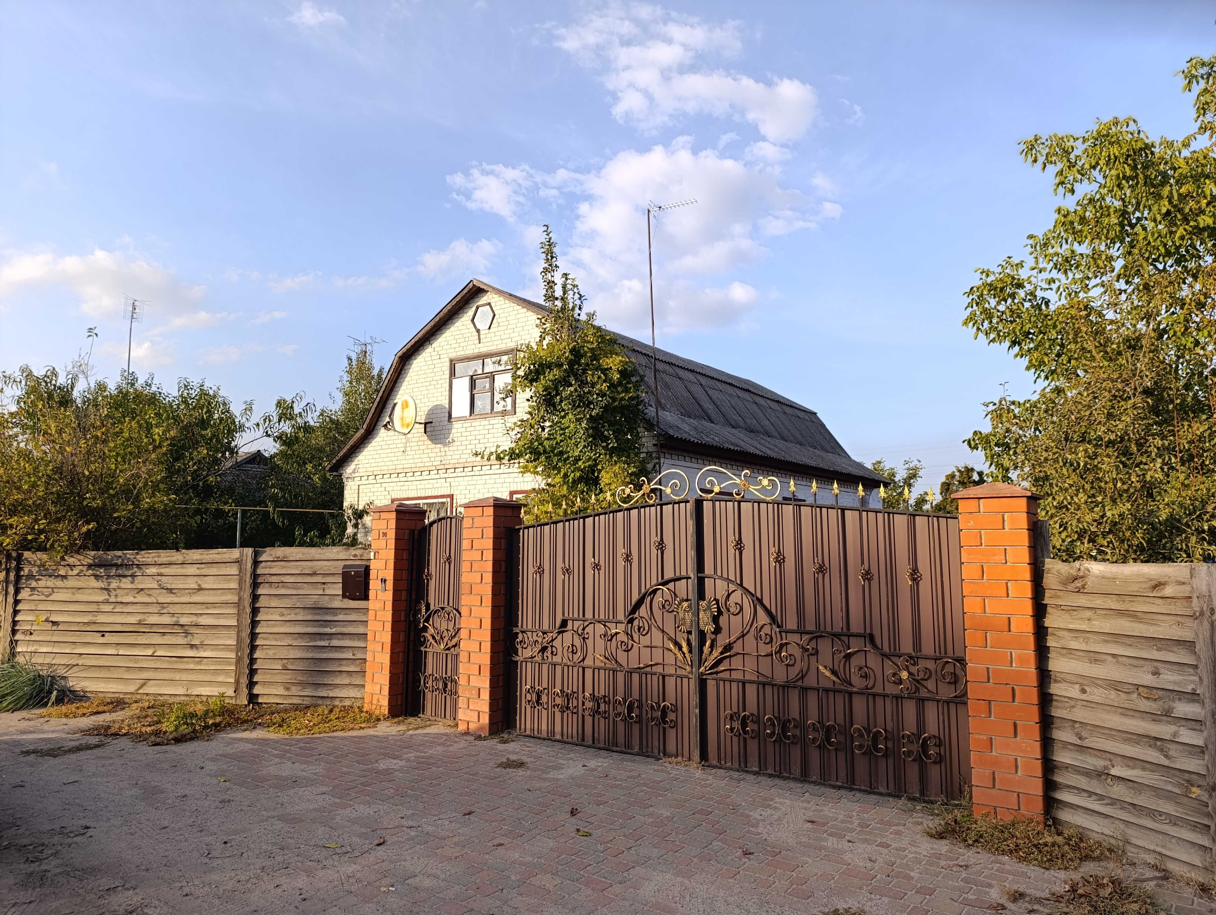 Продаж великого будинку в Мошнах по центральній вулиці