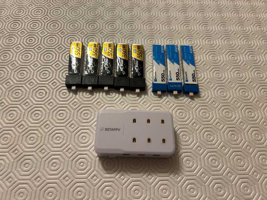 Carregador BETAFPV 1S (6 portas) + 8 baterias 550mAh (BETAFPV e Tattu)