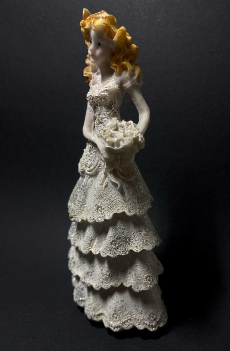 Статуетка нареченої в білій сукні