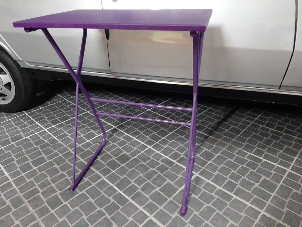 Mesa pequen violeta