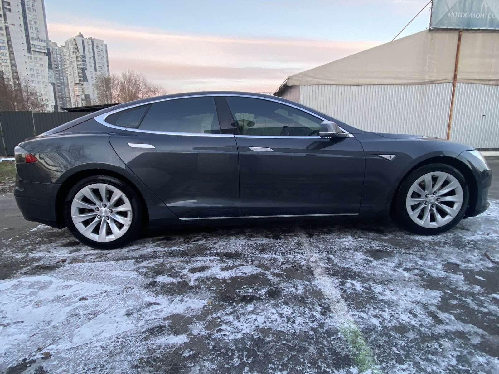 Tesla Model S 2015