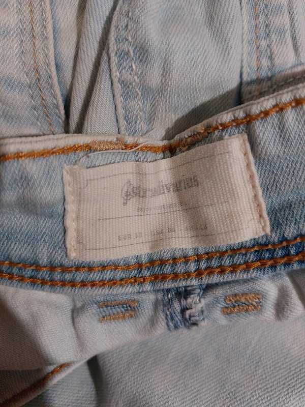Stradivarius jeansy jasne, jeansy z przetarciami, jasne jeansy