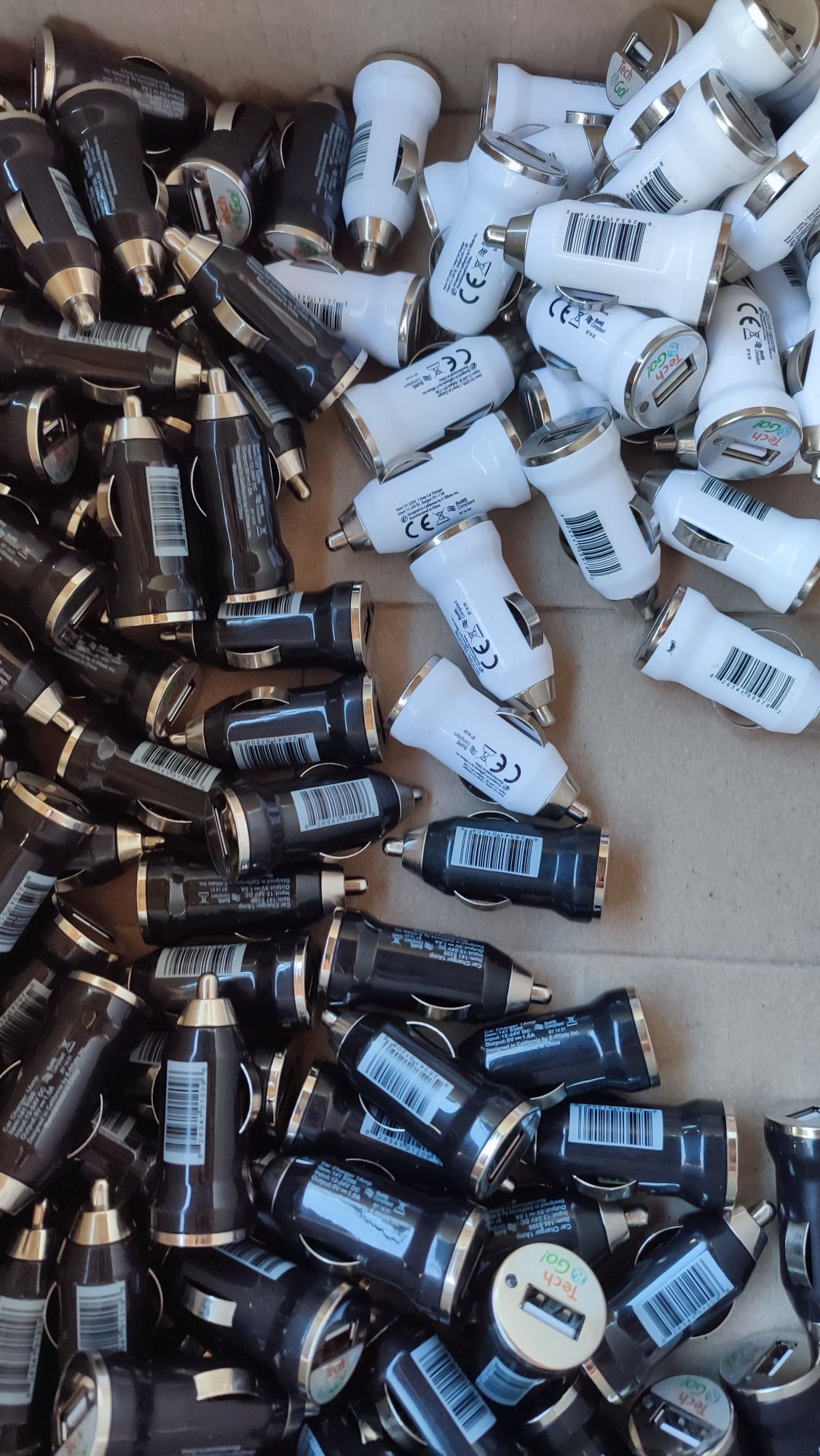 USB зарядное от прикуривателя.