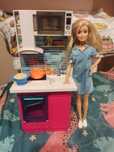 Lalka barbie z mini kuchnią