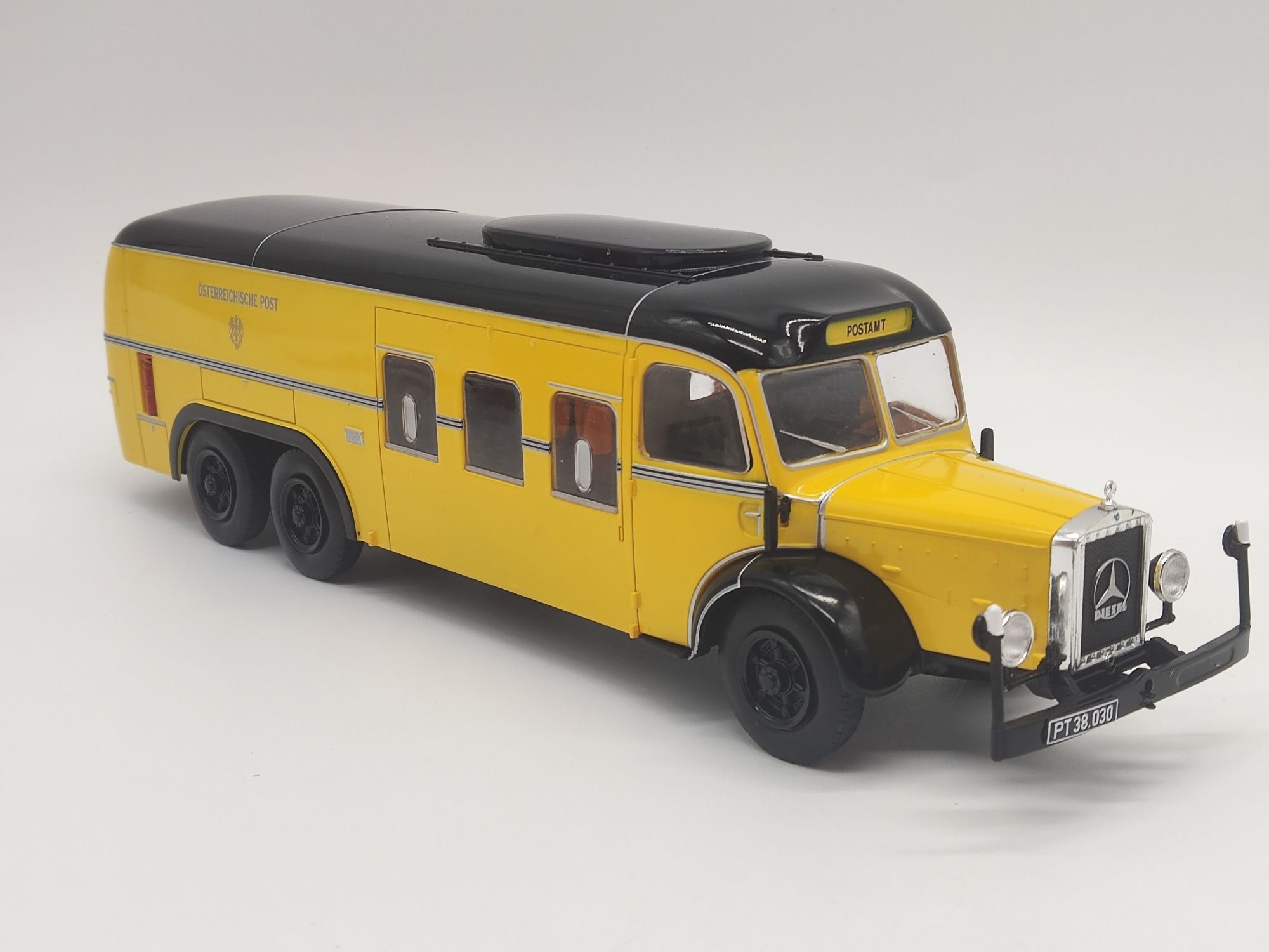 Mercedes-Benz O10000 1:43