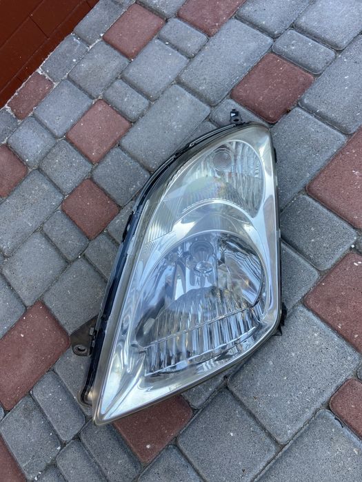 Передняя левая фара Suzuki Swift 2008 год