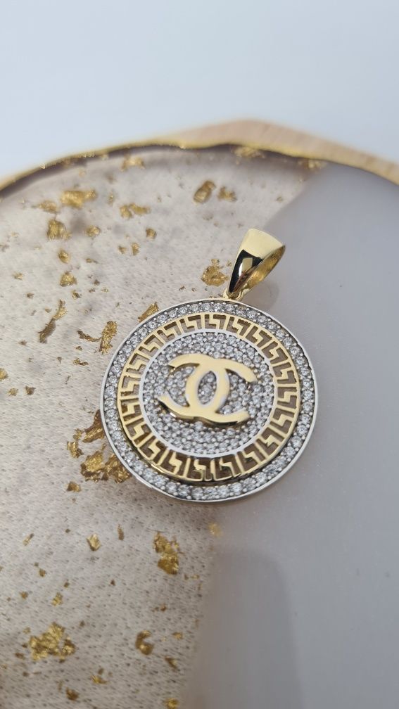 Złoty wisiorek zawieszka CC Chanel duża grecki wzór z białą cyrkonią