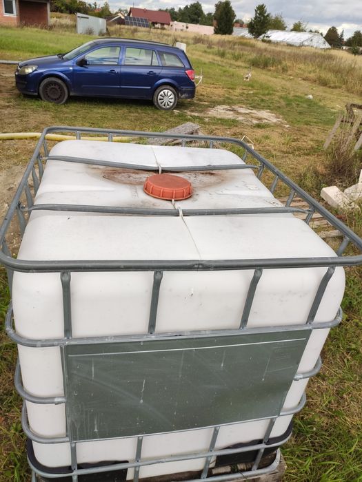 Mauzer 1000 l w koszu na palecie