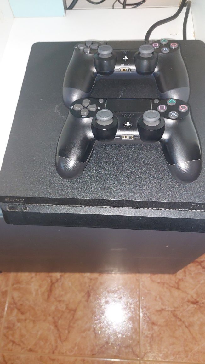 PS4 com dois comandos a funcionar e jogos