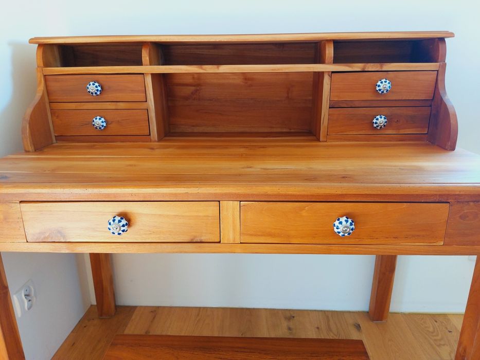 Kredens, biurko. drewno, ceramika