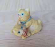 Porcelanowa figurka koty, bawiace się kotki