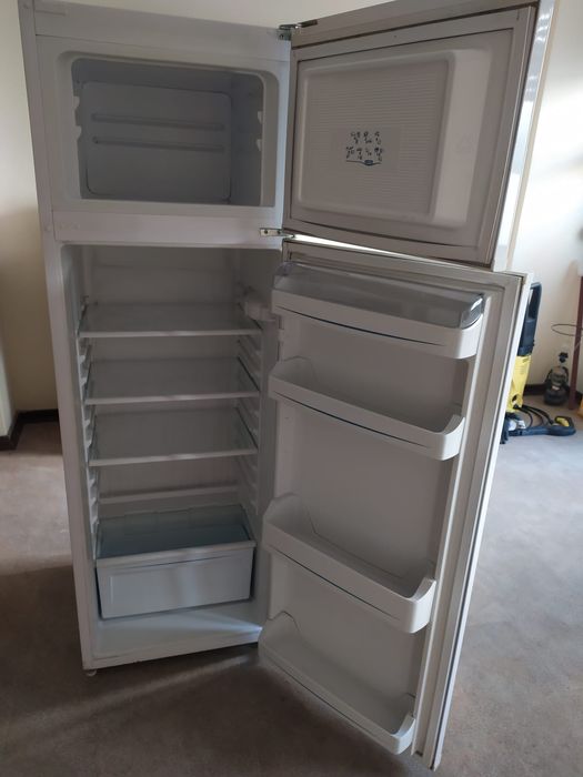 Frigorífico 2 portas 160 cm Alt x 55 cm Larg.  Em muito bom estado .