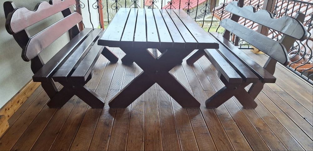 Drewniany stół i ławki