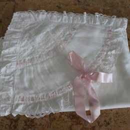 Antigo lençol  de casal bordado em linho com duas fronhas