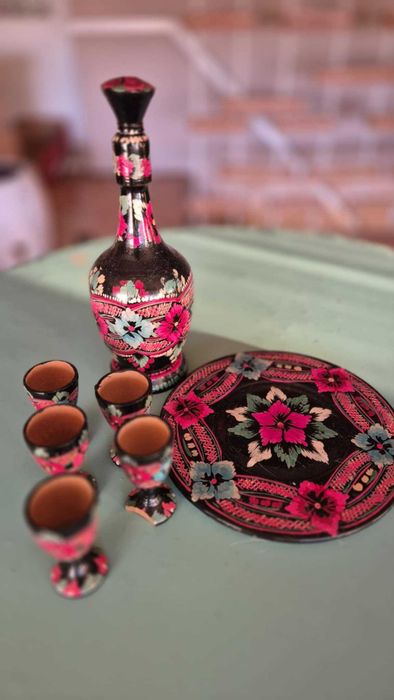 Drewniany komplet folk – karafka, 5 kieliszków, taca, wazon