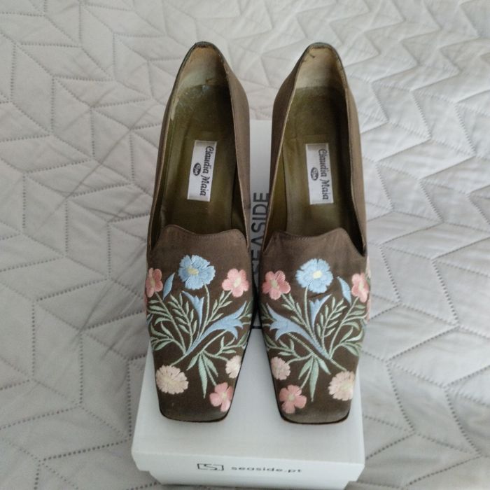 Sapatos tom verde seco, bordados