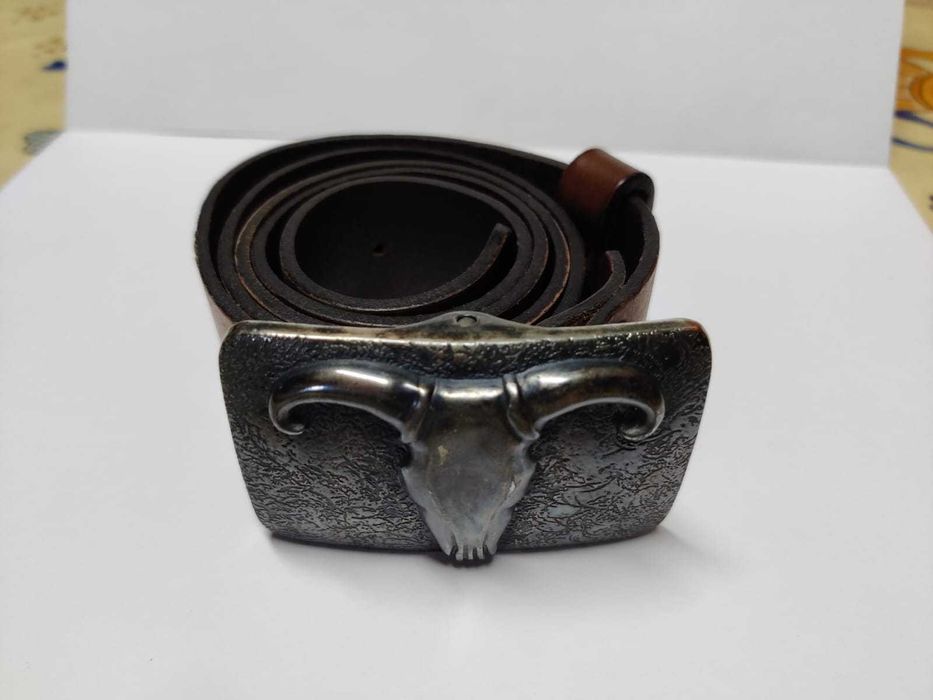 Cinto de Couro c/ relevo Buffalo Skull (108cm)