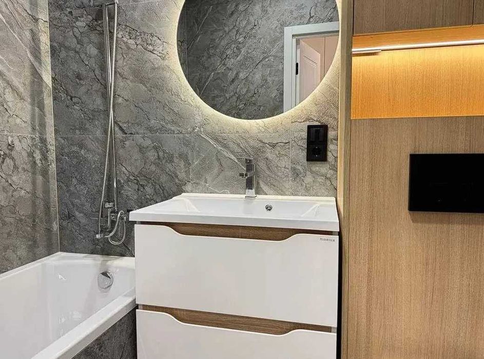 Сучасна однокімнатна поруч міського озера