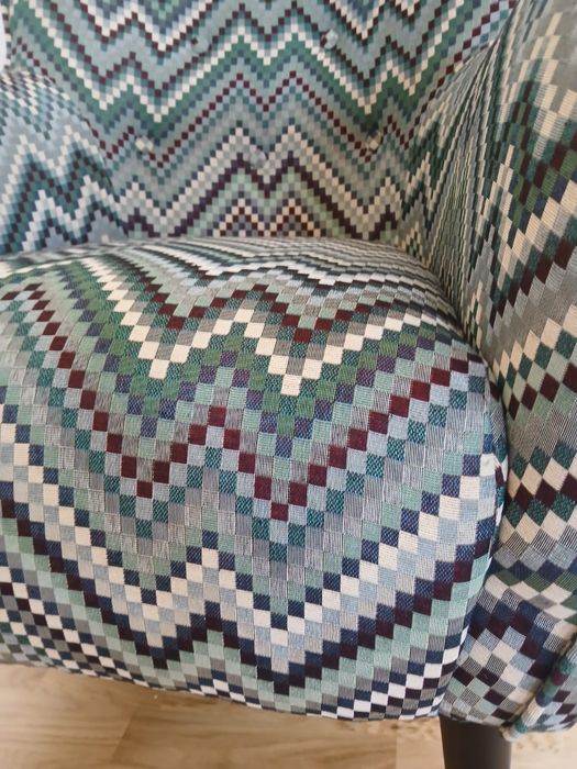 Fotel kolorowy zygzak azul hiszpańska tkanina żakardowa