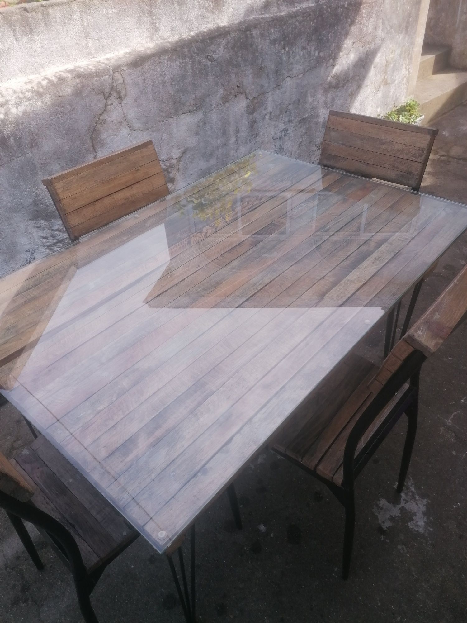 Mesa exterior com vidro