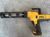 Pistolet do silikonu DeWalt