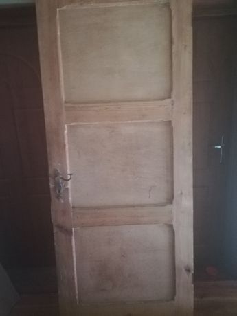 Stare, solidne, drewniane drzwi