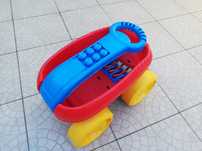 Carrinho de mão de criança apanha legos