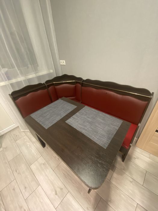 Кухонний куточок із столом