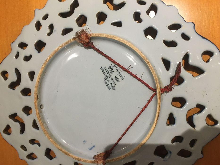 Pratos pintados à mão/ louça vasada de Alcobaça