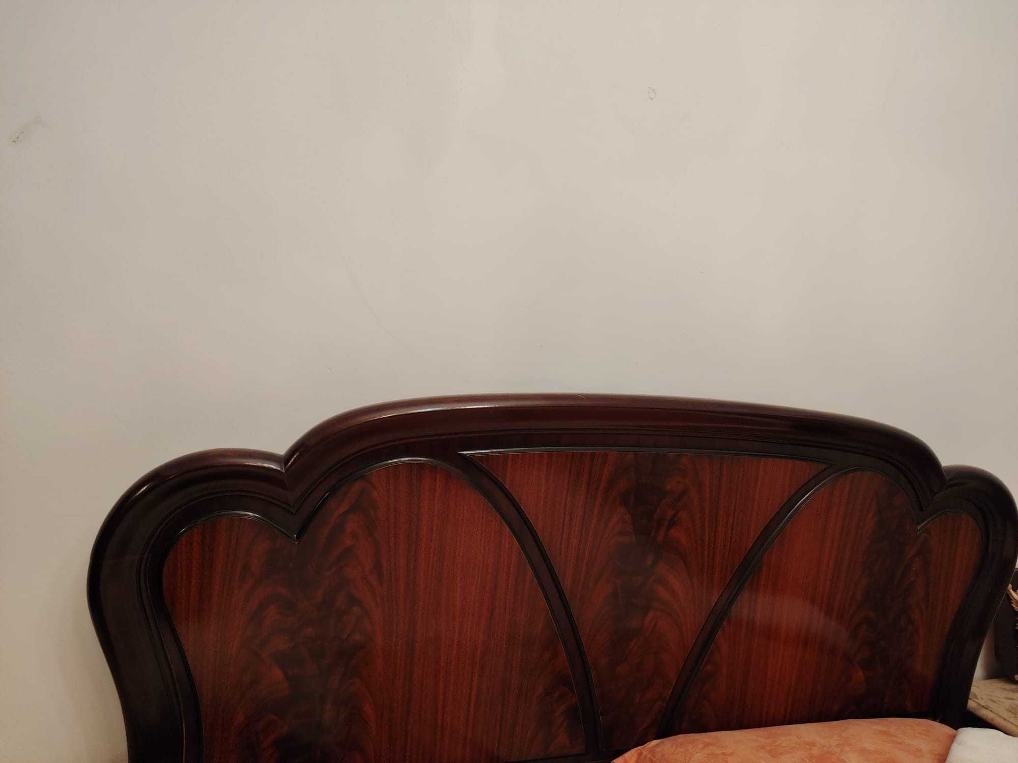 Quarto de casal em madeira escura.