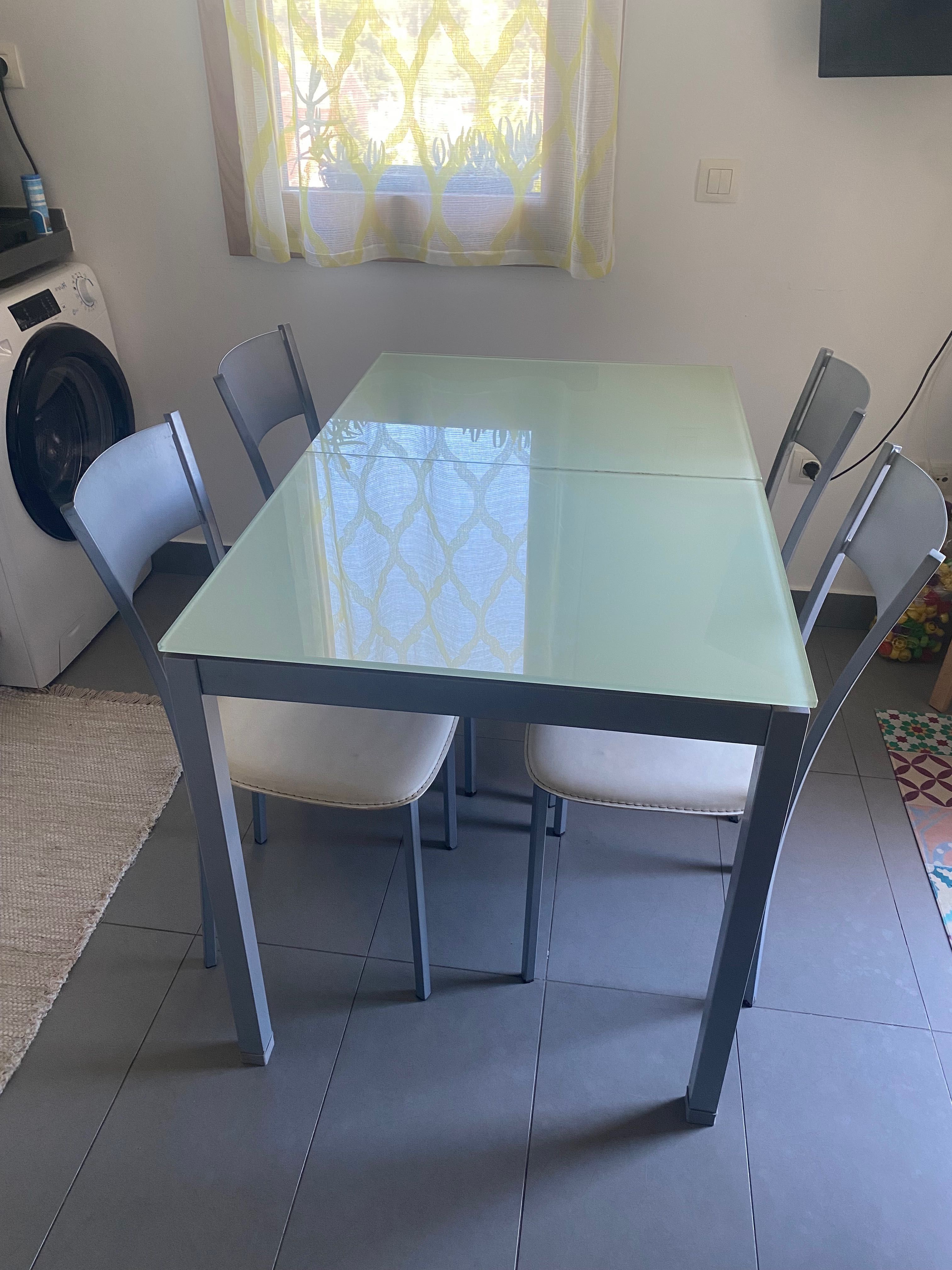 Mesa com tampo em vidro e 4 cadeiras