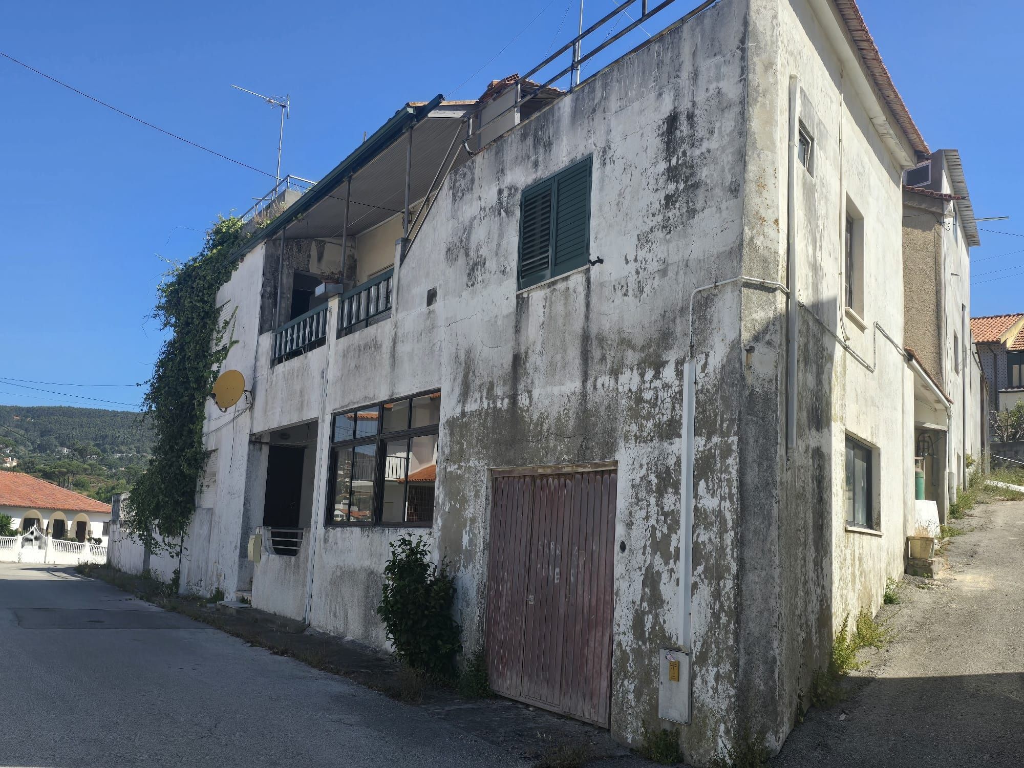 Moradia T6 com 192 m² de terreno em Buarcos – Oportunidade