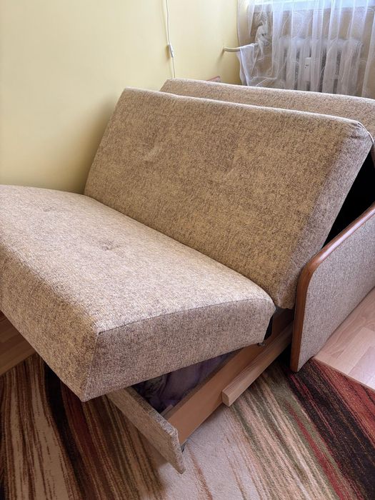 Kanapa rozkładana z pufą