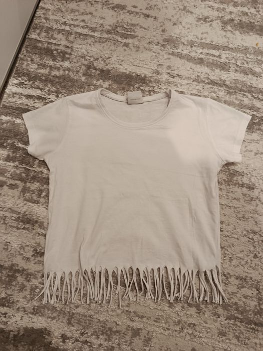 T-shirt z frędzlami w rozmiarze 146