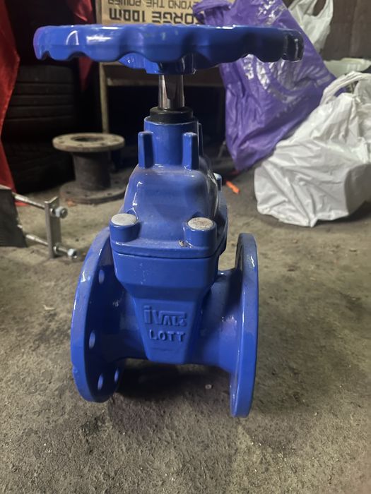 Обладнання для водопровідних мереж: засувки, муфти, фланці