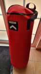 Saco de boxe e luvas