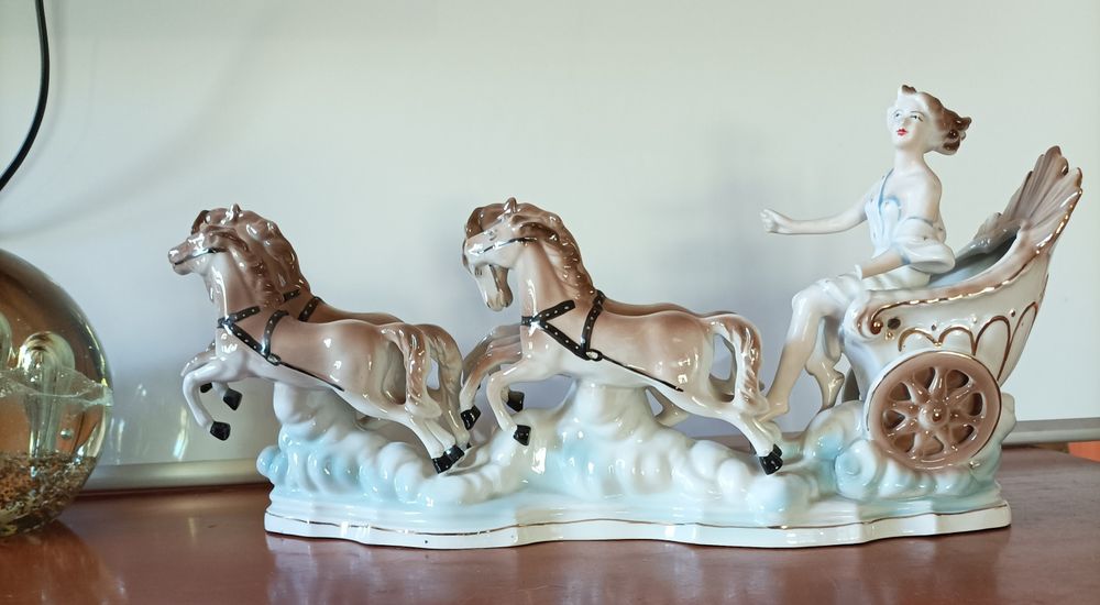 Figurka, powóz z porcelany