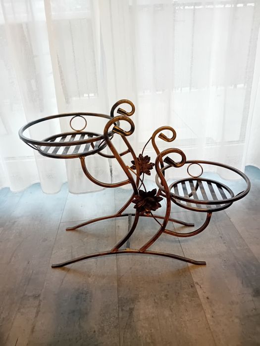 Metalowy podwójny kwietnik