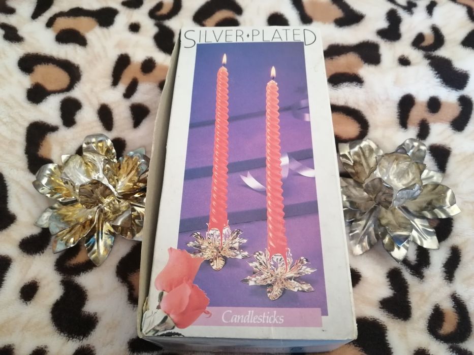 Castiçais para velas e um conjunto de franjas para calças