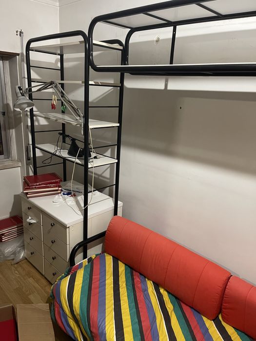 Mobiliario de quarto com estantes