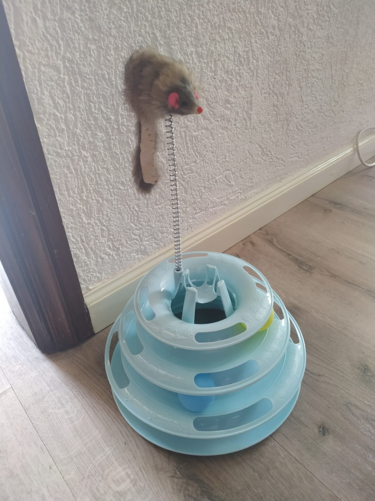 Brinquedo gato piramide com bolas e rato rosa ou azul