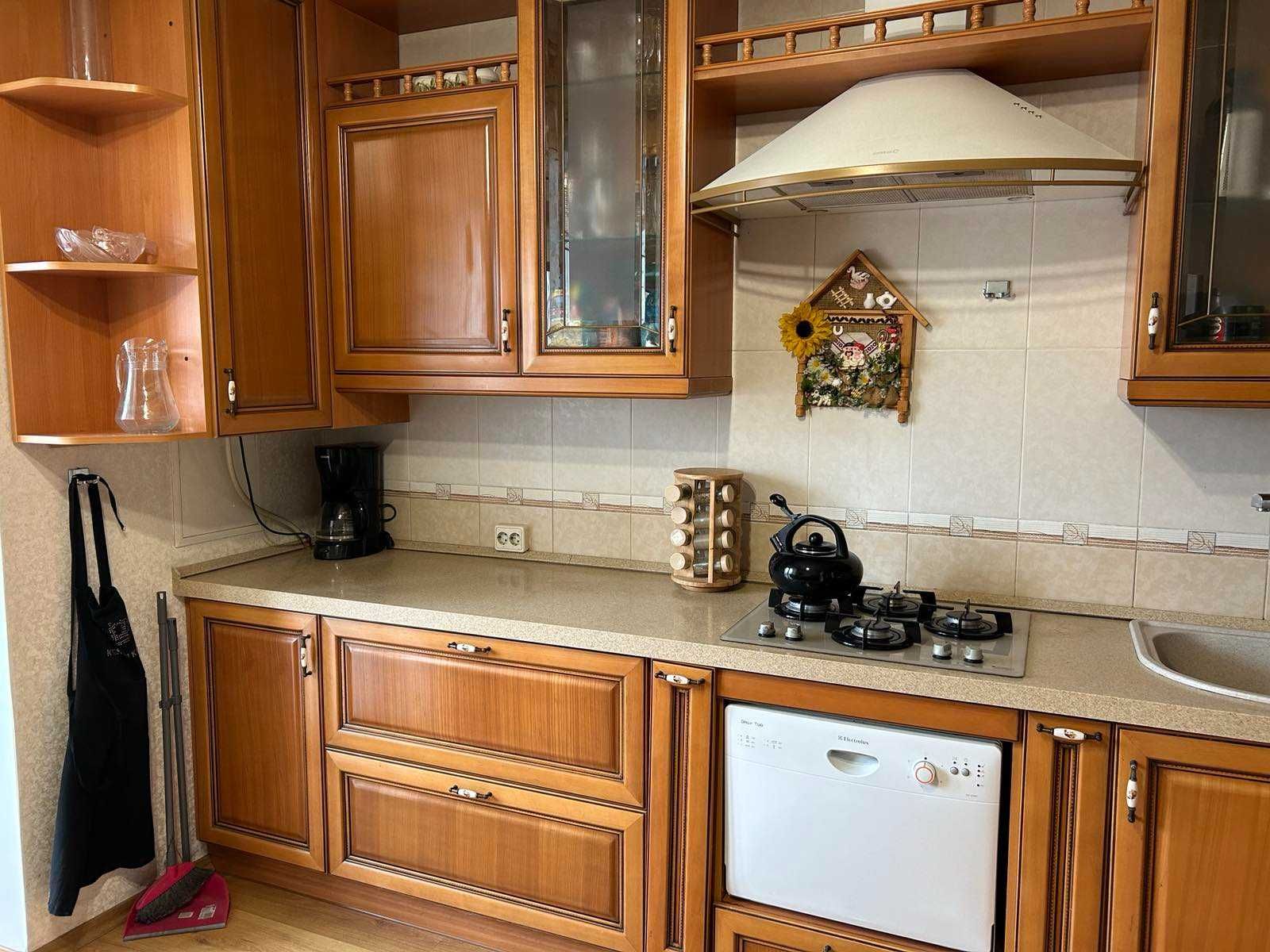 Продам 3-х комнатную квартиру - бельэтаж - Космическая -90 м.кв!