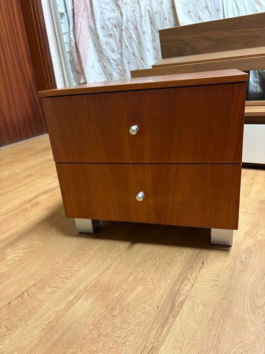 Mesa de cabeceira com 2 gavetas