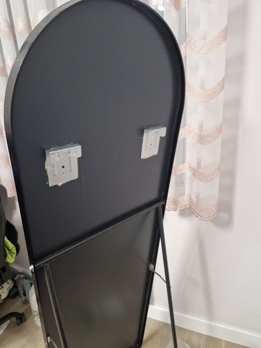 Lustro w metalowej ramie