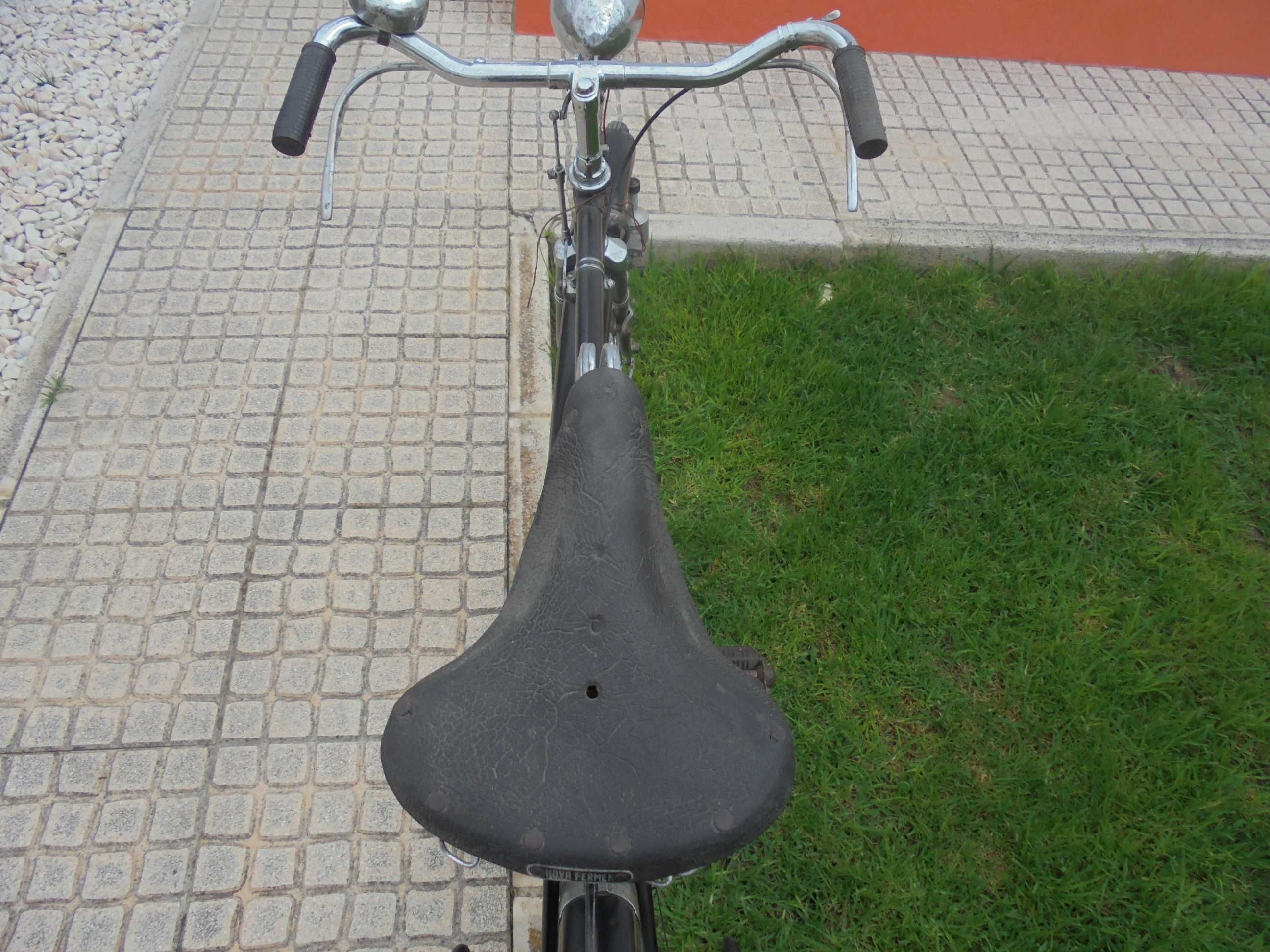 Bicicleta pasteleira com travão de alavanca