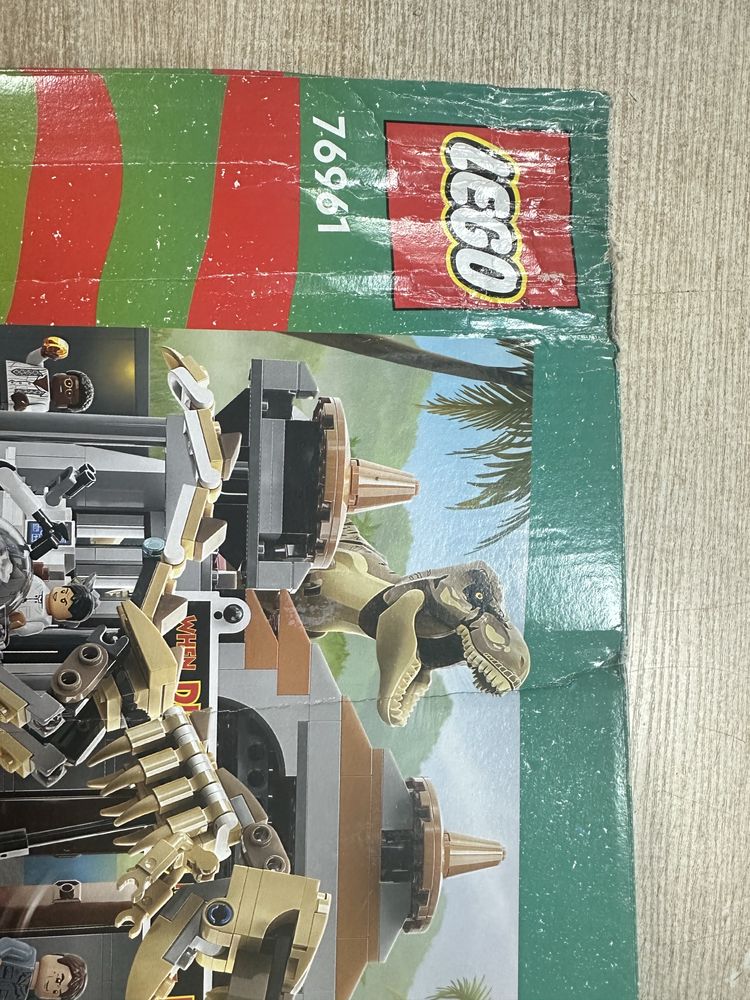 LEGO Jurassic World Центр відвідувачів: Атака тиранозавра й раптора