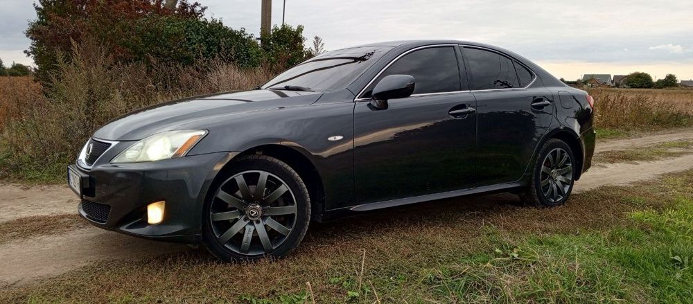 Продам Lexus is 220