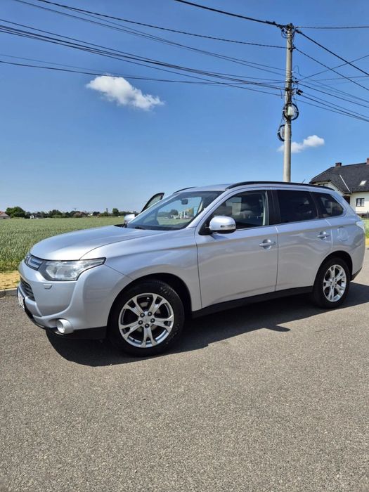 Mitsubishi Outlander Mitshubishi Outlander 2012 2.0 150 KM automat 4WD 7 miejsc garażowany